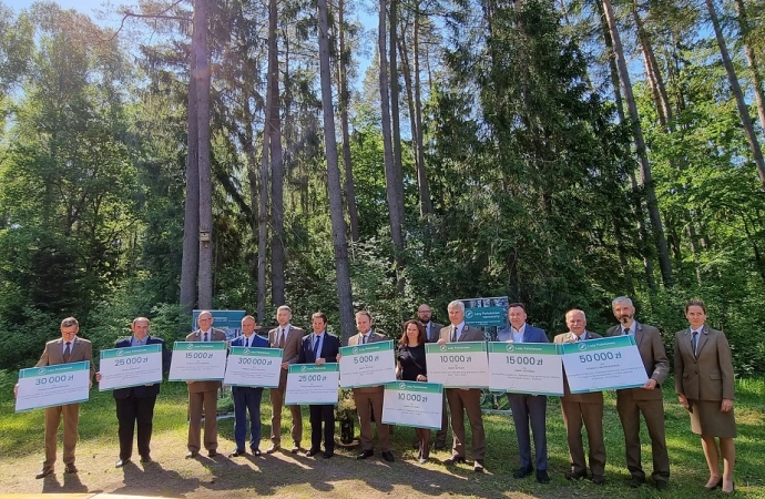 Przedstawiciele Lasów Państwowych wręczyli samorządowcom z Warmii i Mazur symboliczne czeki.