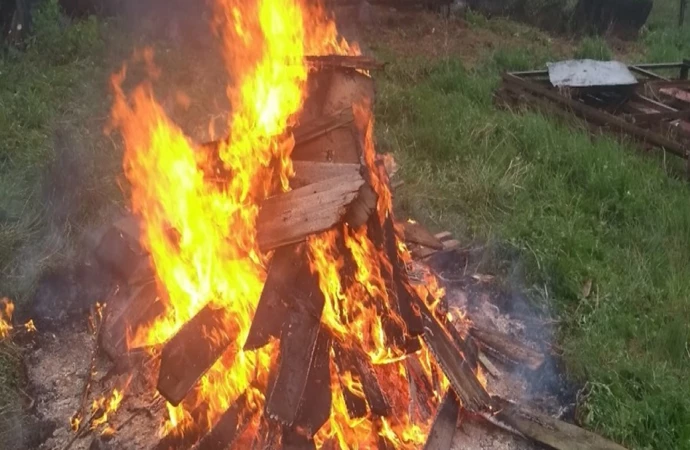 Pracownicy firmy prowadzącej rozbiórkę postanowili spalić odpady budowlane.