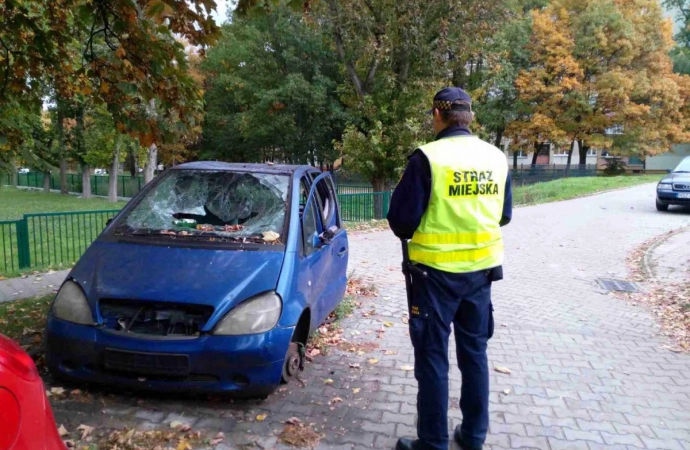 Straż Miejska w Olsztynie usunęła dwa zdewastowane samochody.